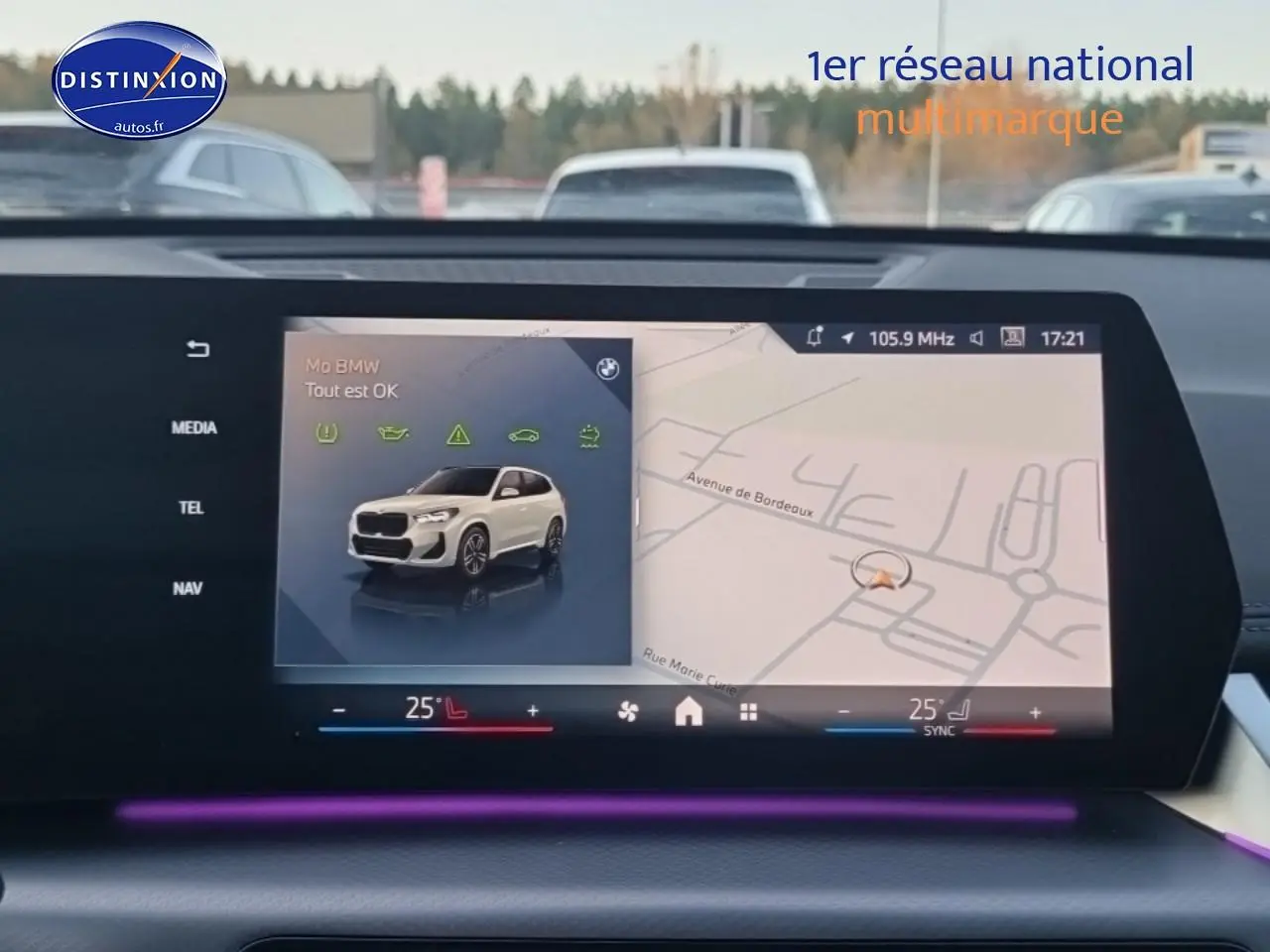 Écran tactile intérieur affichant la navigation et l'interface BMW X1 blanc minéral vue de face.