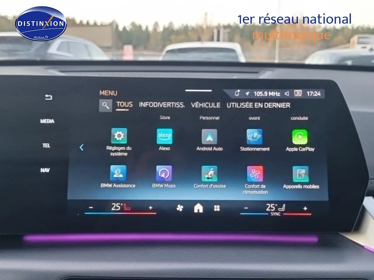 Écran tactile multifonction intérieur de BMW X1 blanc minéral, affichant menu avec applications connectées et éclairage d'ambiance violet.