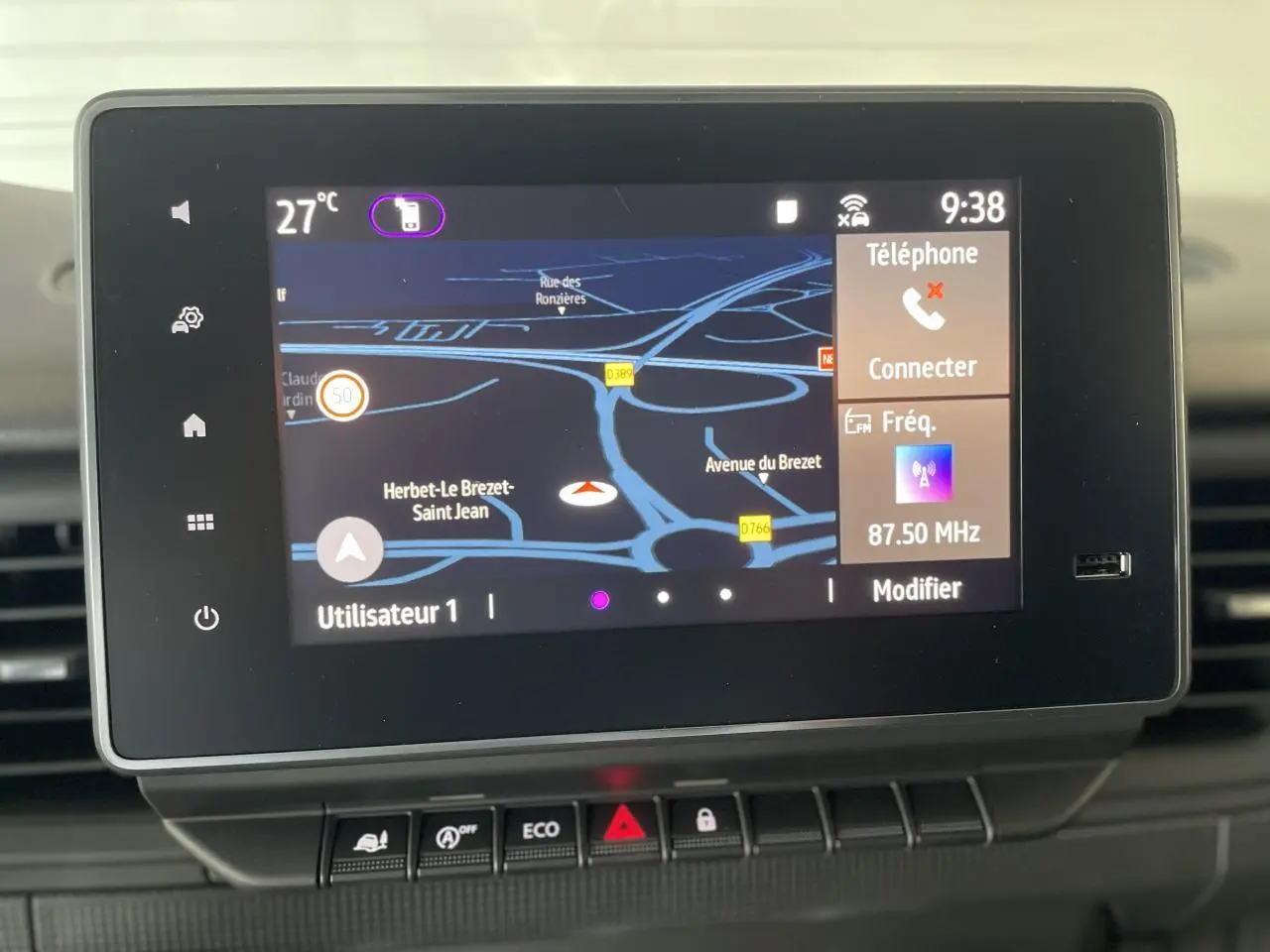 Écran tactile central du Renault Trafic Fourgon gris Comète affichant la navigation et les options multimédia.