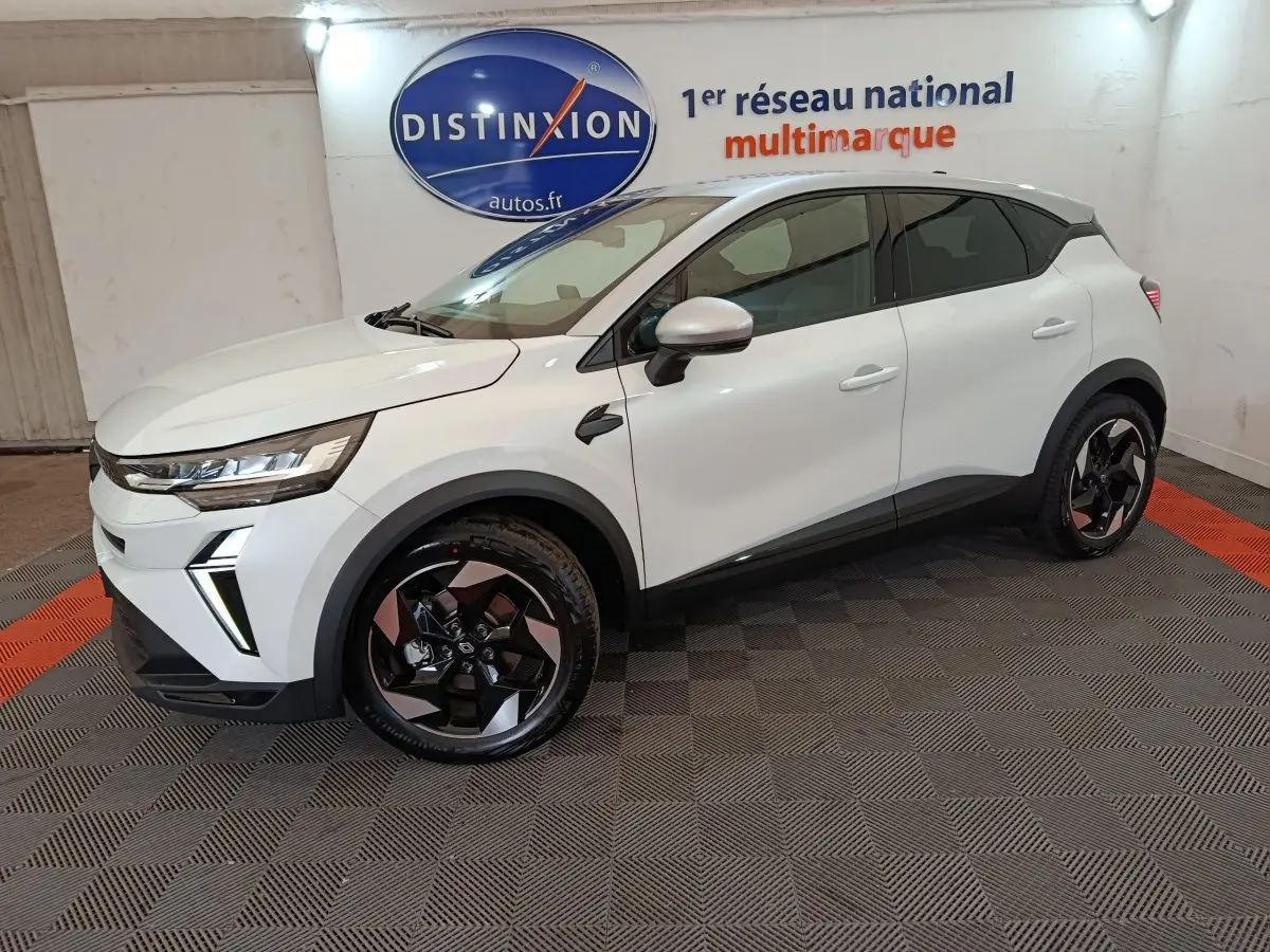 Renault Captur Techno E-Tech blanc en vue profil droit, soulignant ses jantes noires et détails modernes.