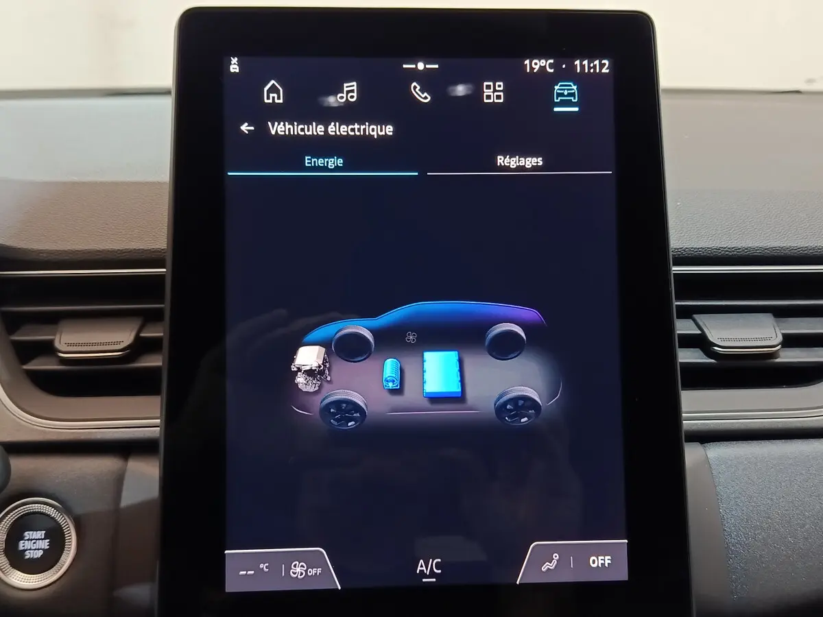 Écran tactile central du tableau de bord du Renault Captur blanc, affichant l'énergie du véhicule hybride.