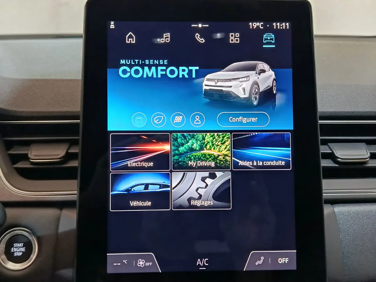 Écran tactile central affichant le mode Confort du Renault Captur blanc, vue intérieure du tableau de bord.