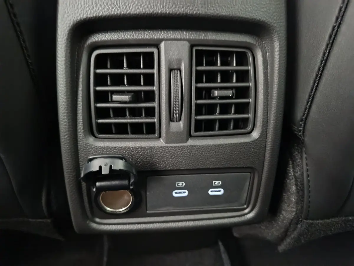 Détail des aérateurs arrière et prises USB du Renault Captur Techno E-Tech hybride 2025, intérieur noir.