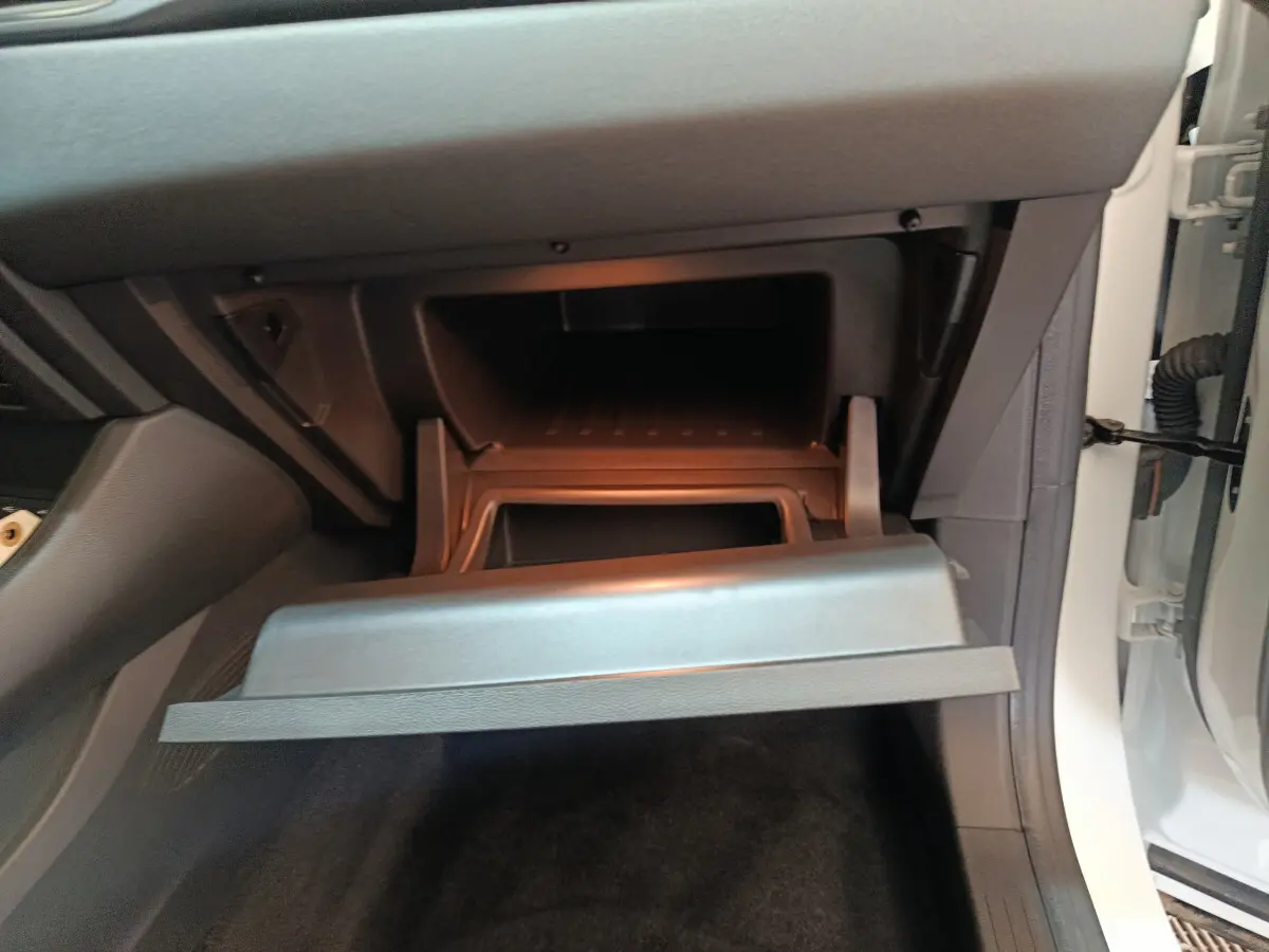 Gant de boîte à gants ouvert côté passager du Renault Captur blanc, intérieur noir visible.