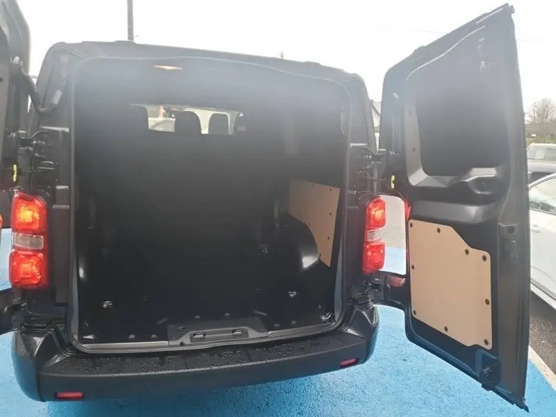 Vue arrière ouverte du Citroën Jumpy gris titane, montrant l’espace de chargement vide avec portes battantes.