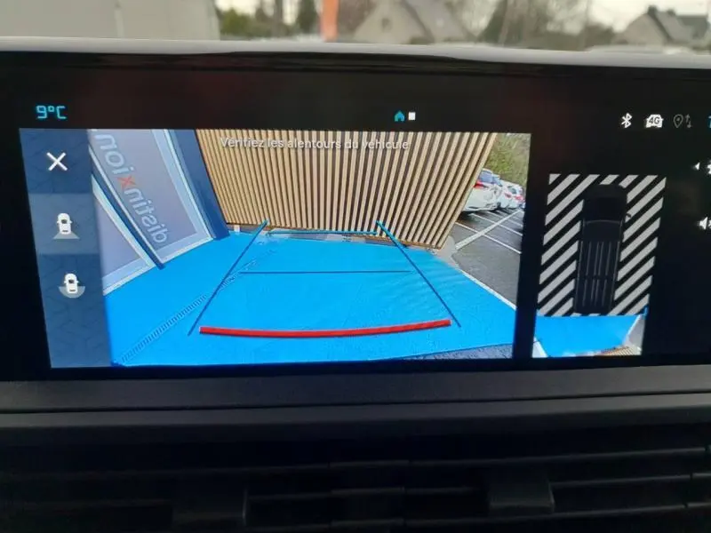 Écran de caméra de recul et vue 360° du Citroën Jumpy gris titane, avec lignes de guidage de manœuvre visibles.