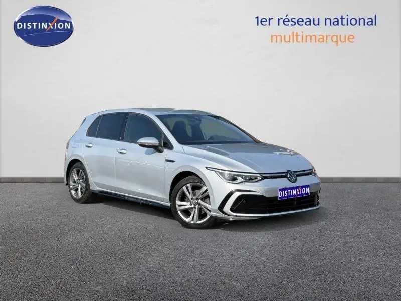 Volkswagen Golf 1.5 eTSI R-Line 2024 en Reflet d'Argent métallisé, vue 3/4 avant avec jantes alliage distinctives.