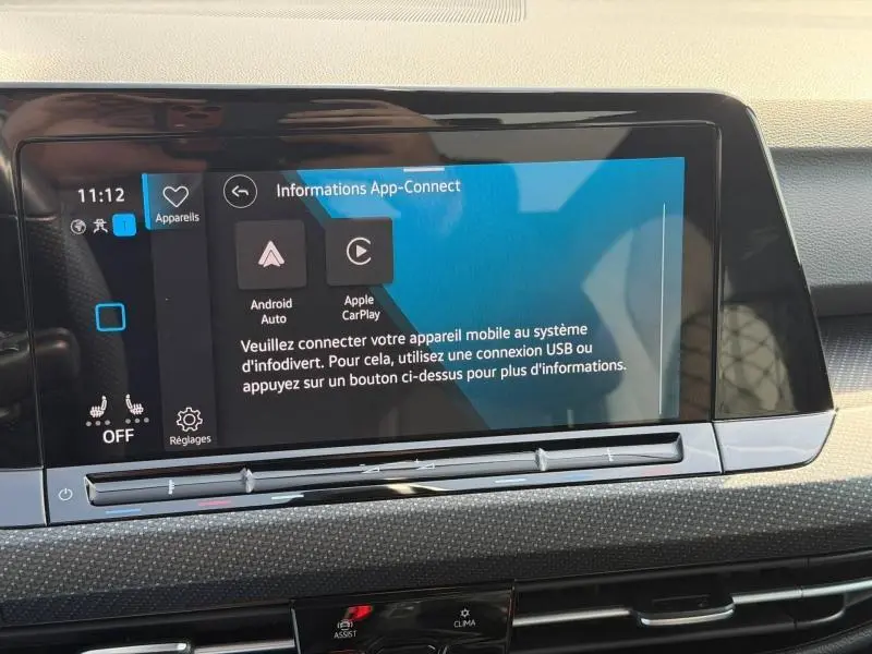Écran tactile central de la Volkswagen Golf 1.5 eTSI R-Line 2024 affichant les options Android Auto et Apple CarPlay.