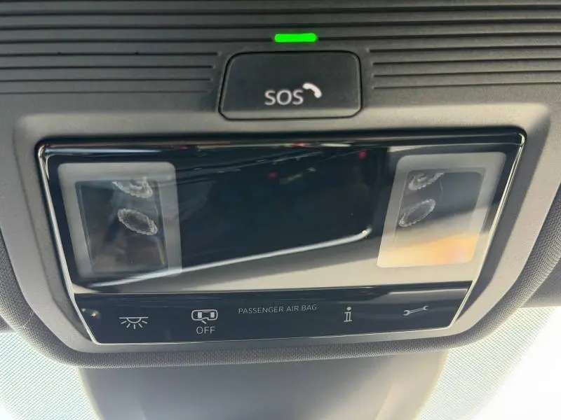 Vue rapprochée du plafonnier intérieur avec bouton SOS et éclairage LED du Volkswagen Golf 1.5 eTSI R-Line 2024 Reflet d'Argent.