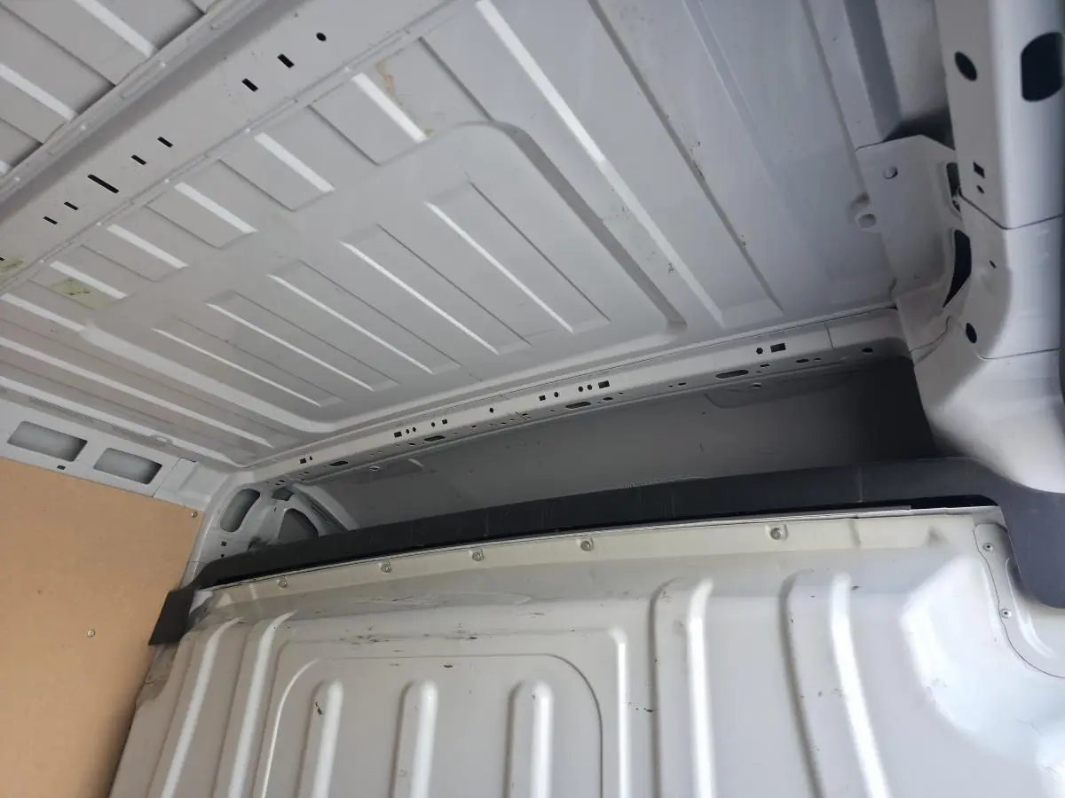 Vue intérieure du compartiment de chargement blanc de l'Opel Movano Fourgon 3.5t L2H2 2022 avec cloison pleine tôlée.