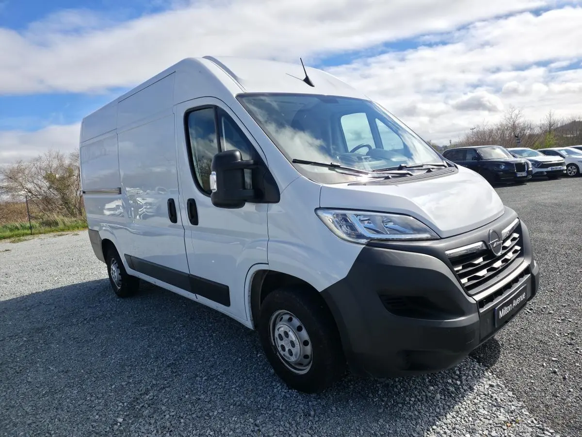Vue 3/4 avant droit d’un utilitaire blanc Opel Movano Fourgon 2022 avec calandre noire et jantes tôle grises.