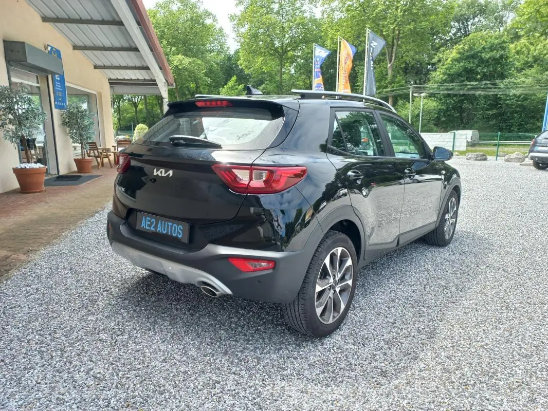 Vue 3/4 arrière droite du KIA STONIC noir 2025 avec feux arrière LED et sortie d’échappement chromée visible.