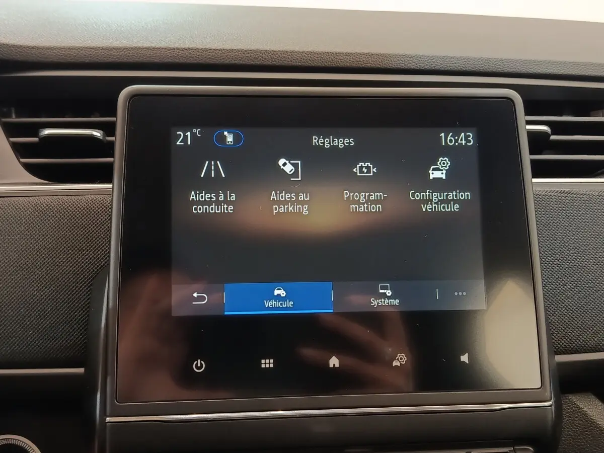Écran tactile central de la Renault ZOE Business 2021 affichant les réglages d’aides à la conduite et parking.