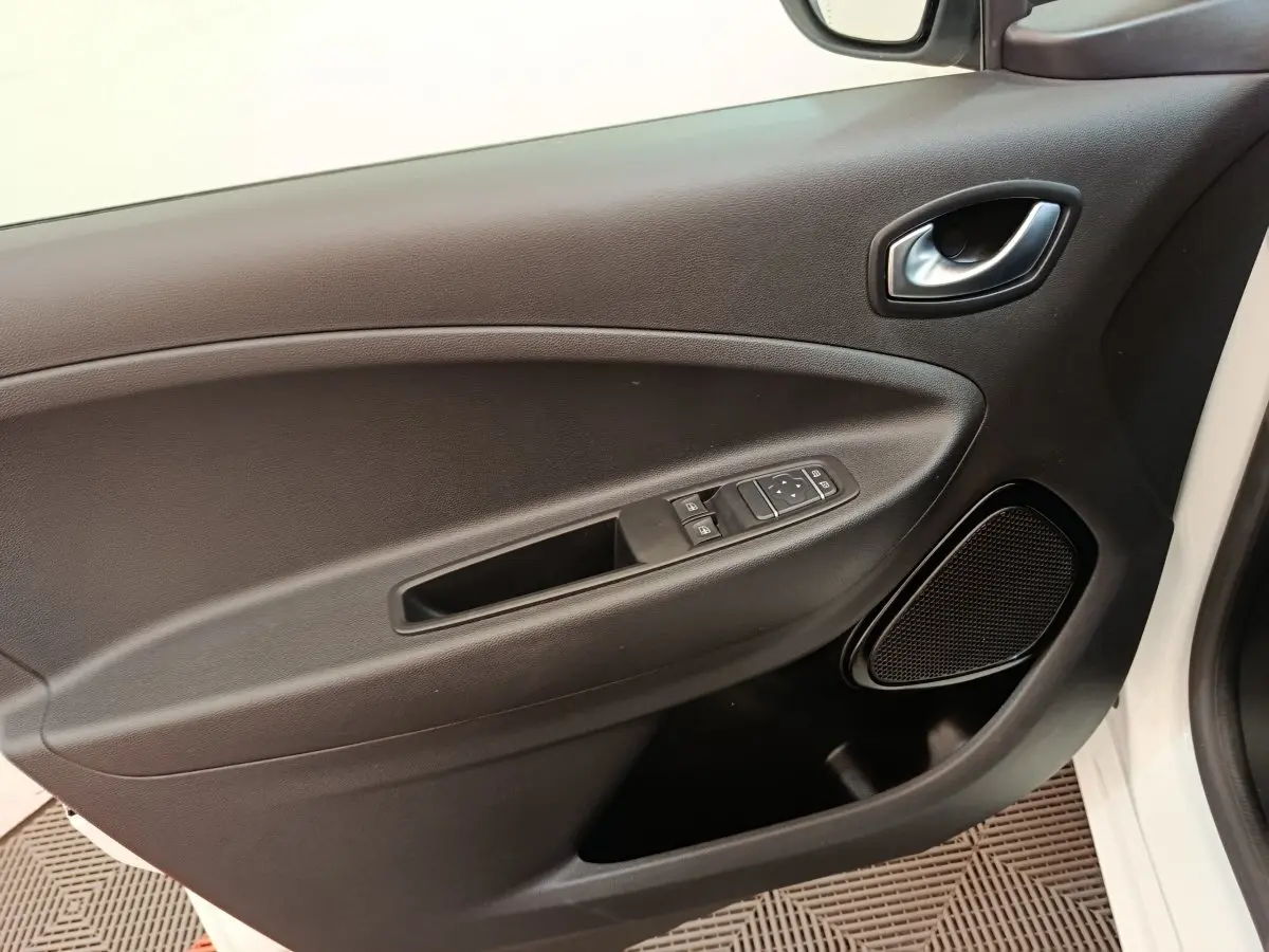 Vue intérieure du panneau de porte côté conducteur noir de la Renault ZOE Business Rev R110 blanche 2021.