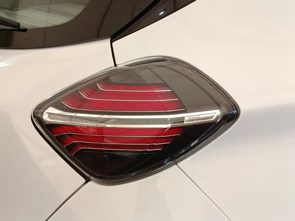 Gros plan sur le feu arrière droit rouge et blanc du Renault ZOE blanc Business Rev R110 de 2021.