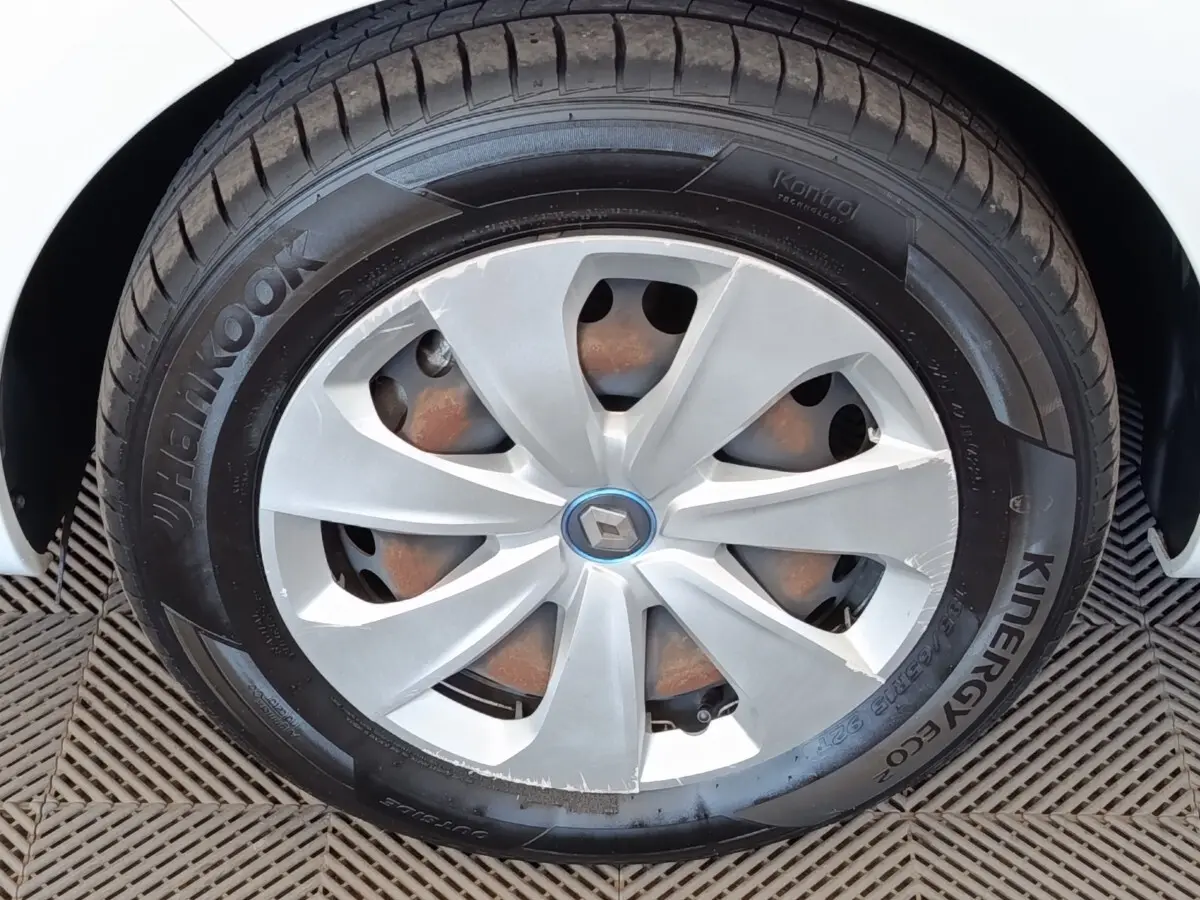 Gros plan sur la roue avant droite blanche d'une Renault ZOE 2021 avec jante en alliage et pneu Hankook.