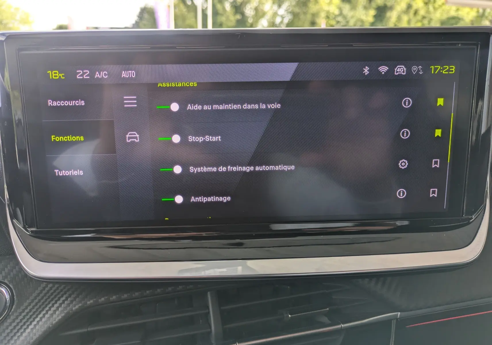 Écran tactile intérieur de la Peugeot 208 Hybrid 145 GT affichant les options d’assistance à la conduite.