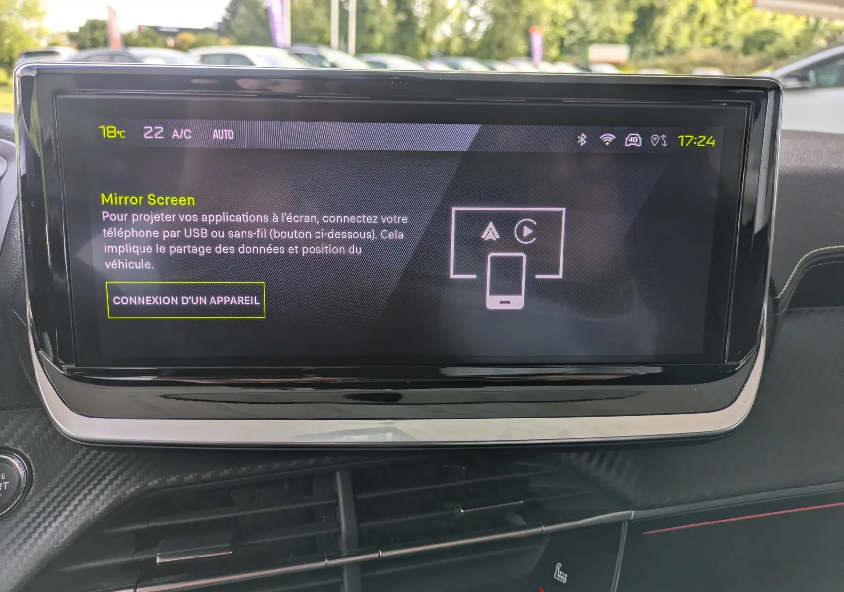 Écran tactile central de la Peugeot 208 Hybrid 145 GT affichant la fonction Mirror Screen, intérieur moderne.