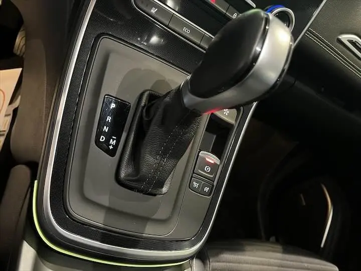 Le levier de vitesses automatique noir du Renault Scenic IV DCI 160 Energy Intens, vue rapprochée de la console centrale.