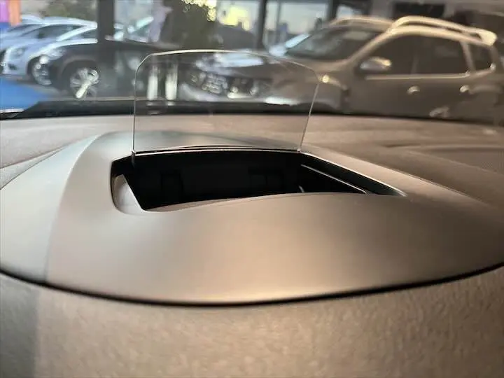 Affichage tête haute relevé sur le tableau de bord du Renault Scenic IV noir étoile métal avec toit gris.