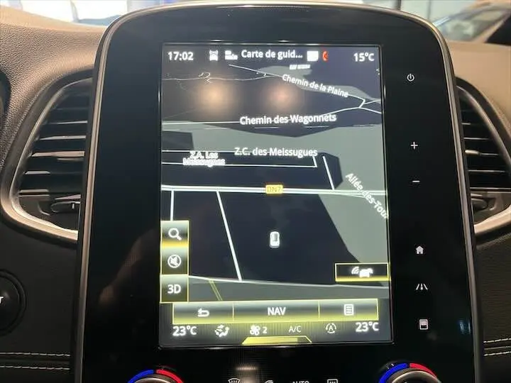Tablette tactile centrale du Renault Scenic IV affichant la navigation GPS avec carte et commandes climatisation visibles