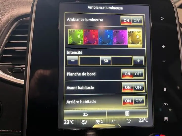 Écran tactile central du Renault Scenic IV DCI 160 Energy Intens montrant le réglage de l'ambiance lumineuse intérieure.