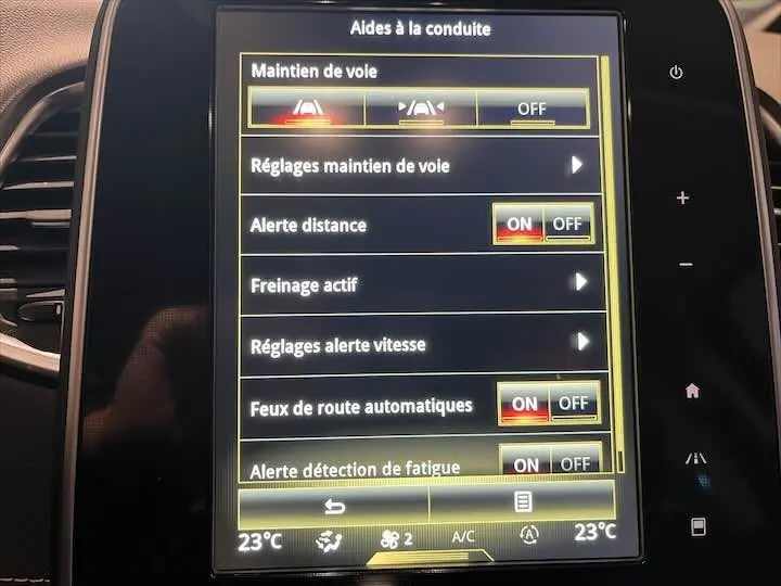 Écran tactile du système d'aide à la conduite du Renault Scenic IV affichant les réglages de maintien de voie et alertes activées.