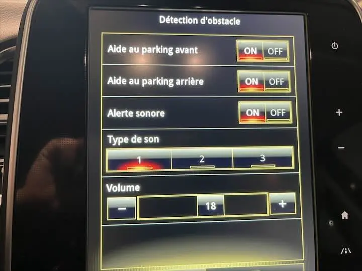 Écran tactile intérieur du Renault Scenic IV DCI 160 Energy Intens montrant les réglages d'aide au parking et volume sonore.