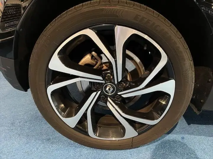 Gros plan sur la jante noire et argentée du Renault Scenic IV DCI 160 Energy Intens noir étoile métal.
