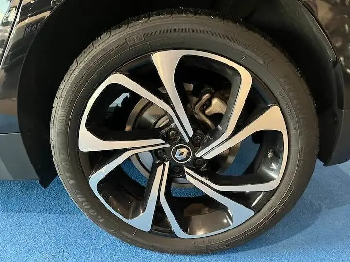 Gros plan sur la jante alliage noire et argentée avec logo Renault du Renault Scenic IV DCI 160 Energy Intens noir étoile métal.