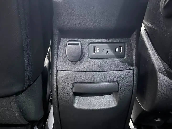 Prise USB double et prise 12V sur la console centrale arrière d'un Renault Scenic IV noir étoile métal.