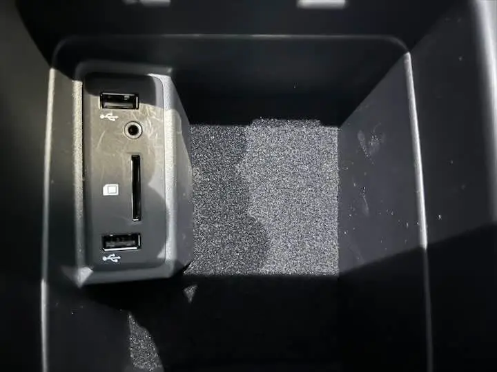 Gros plan sur la console centrale du Renault Scenic IV DCI 160 Energy avec ports USB et lecteur carte SD.