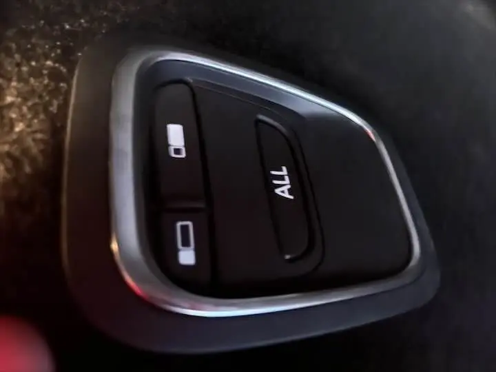 Gros plan sur les boutons de réglage des rétroviseurs intérieurs du Renault Scenic IV noir étoile métal.