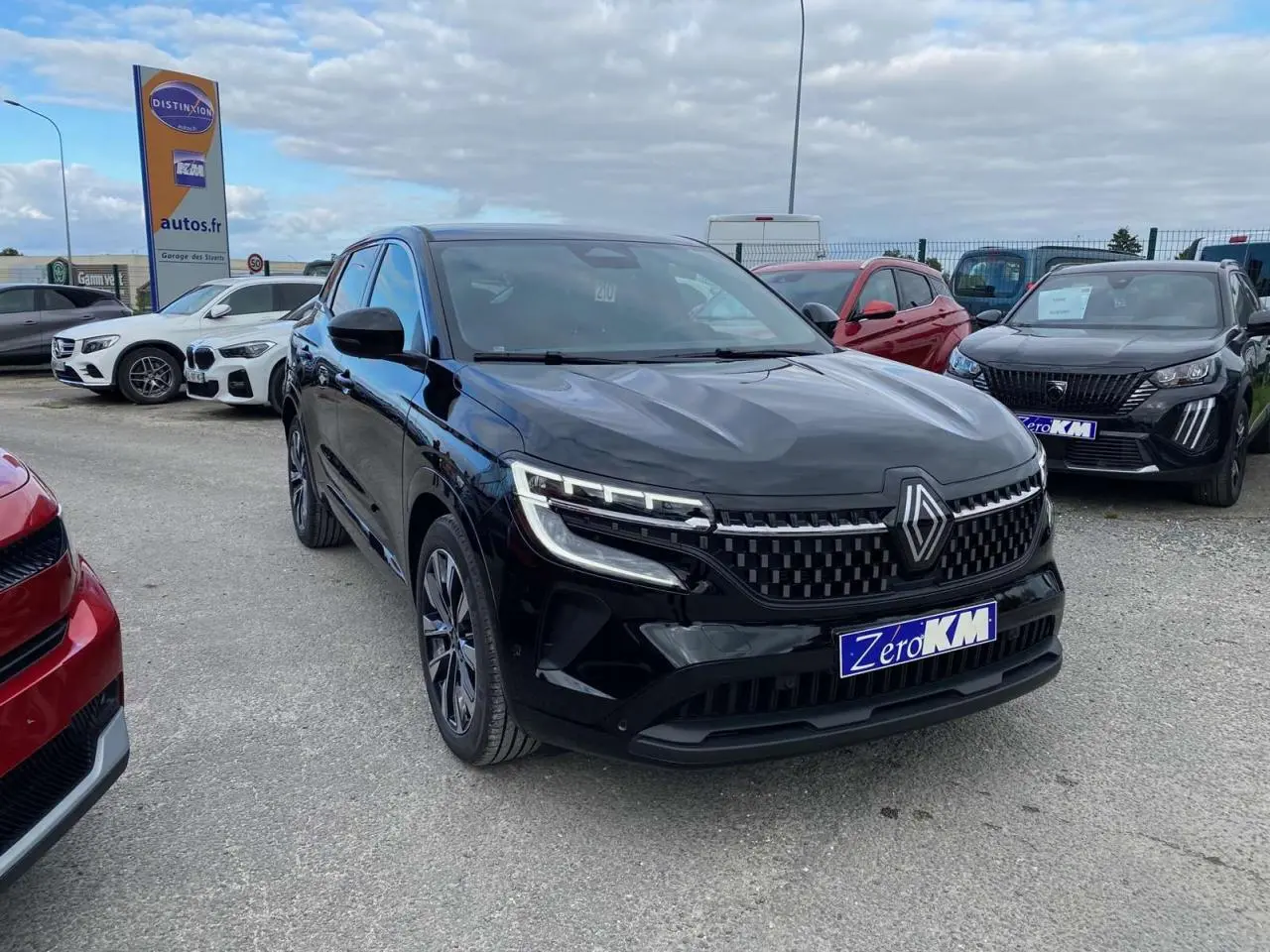 Renault Austral noir étoilé en 3/4 avant droit, avec calandre moderne et jantes alliage 19 pouces Komah.