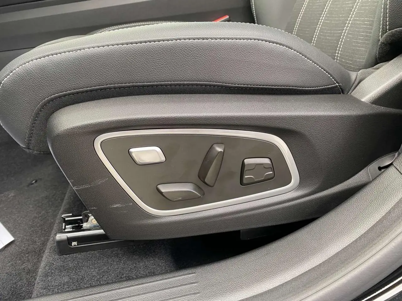 Détail des commandes de réglage électrique du siège conducteur sur Renault Austral noir étoilé 2025.