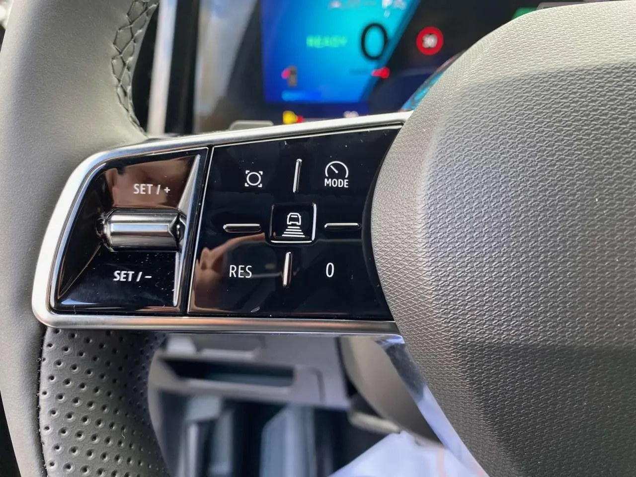 Gros plan sur les commandes de régulateur de vitesse au volant du Renault Austral 2025 finition E-Tech Full Hybrid.