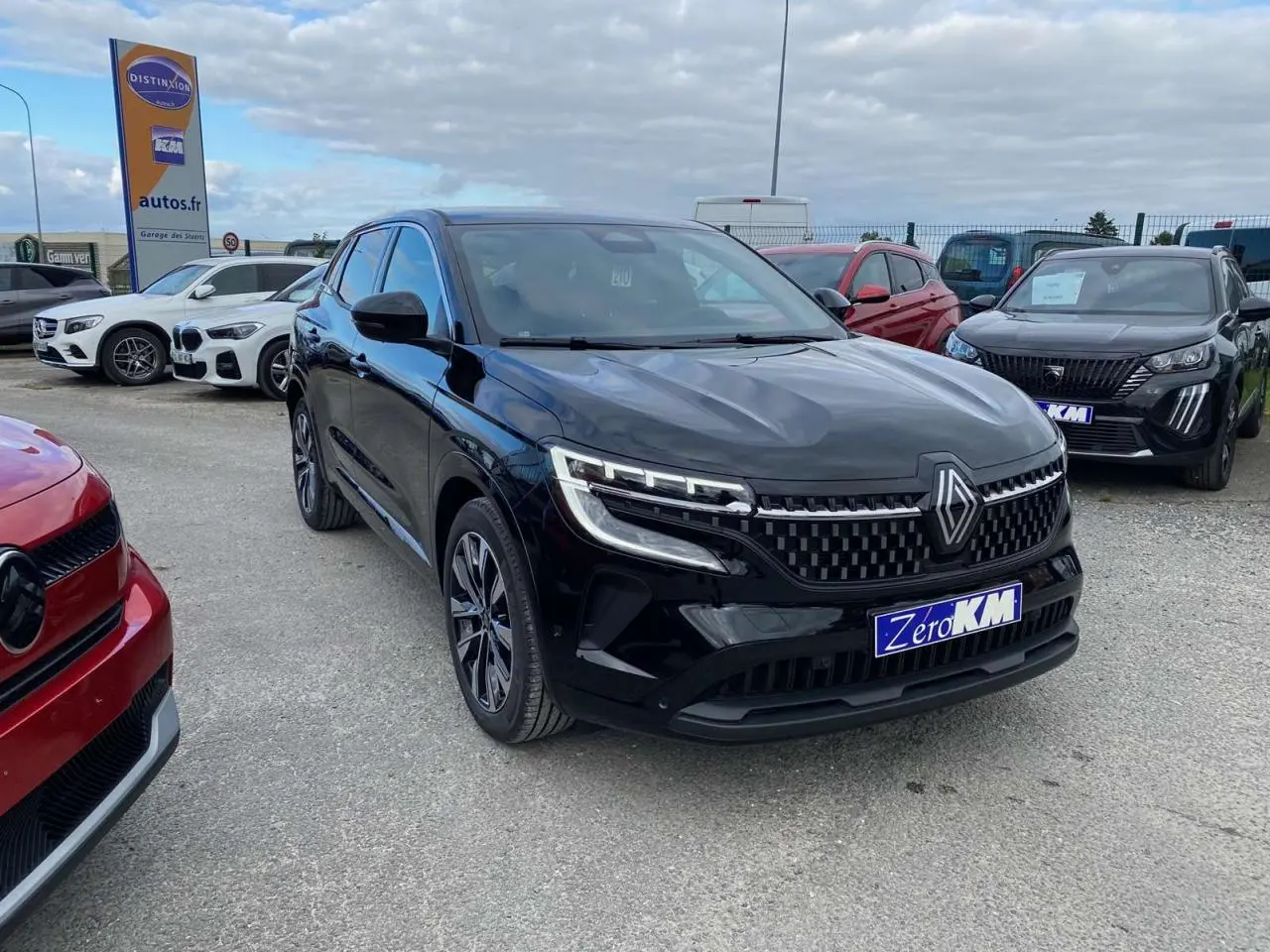 Renault Austral noir étoilé en 3/4 avant droit, avec calandre distinctive et jantes alliage 19 pouces Komah.