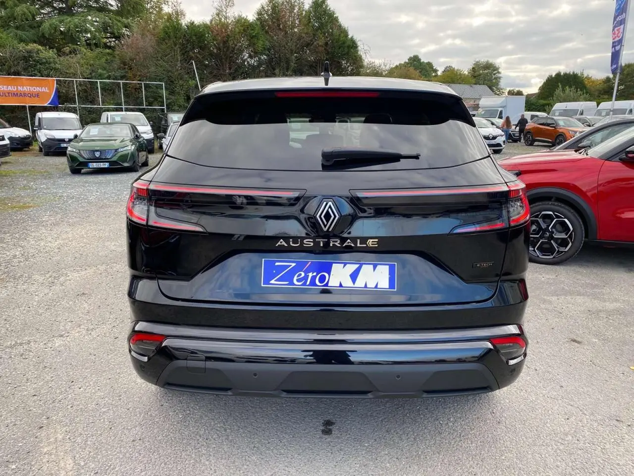 Vue arrière du Renault Austral noir étoilé 2025 avec feux LED reliés et badge E-TECH sur parking.
