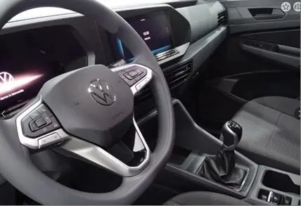 Intérieur du Volkswagen Caddy Maxi 2025 vu côté conducteur, volant multifonction, boîte manuelle et tableau de bord digital pro.