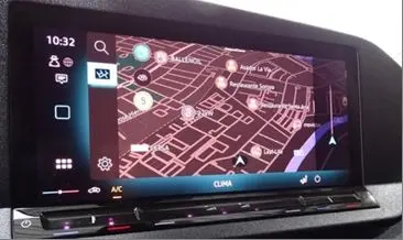 Écran tactile du système de navigation digital cockpit pro du Volkswagen Caddy Maxi 4Motion blanc, affichant une carte détaillée.