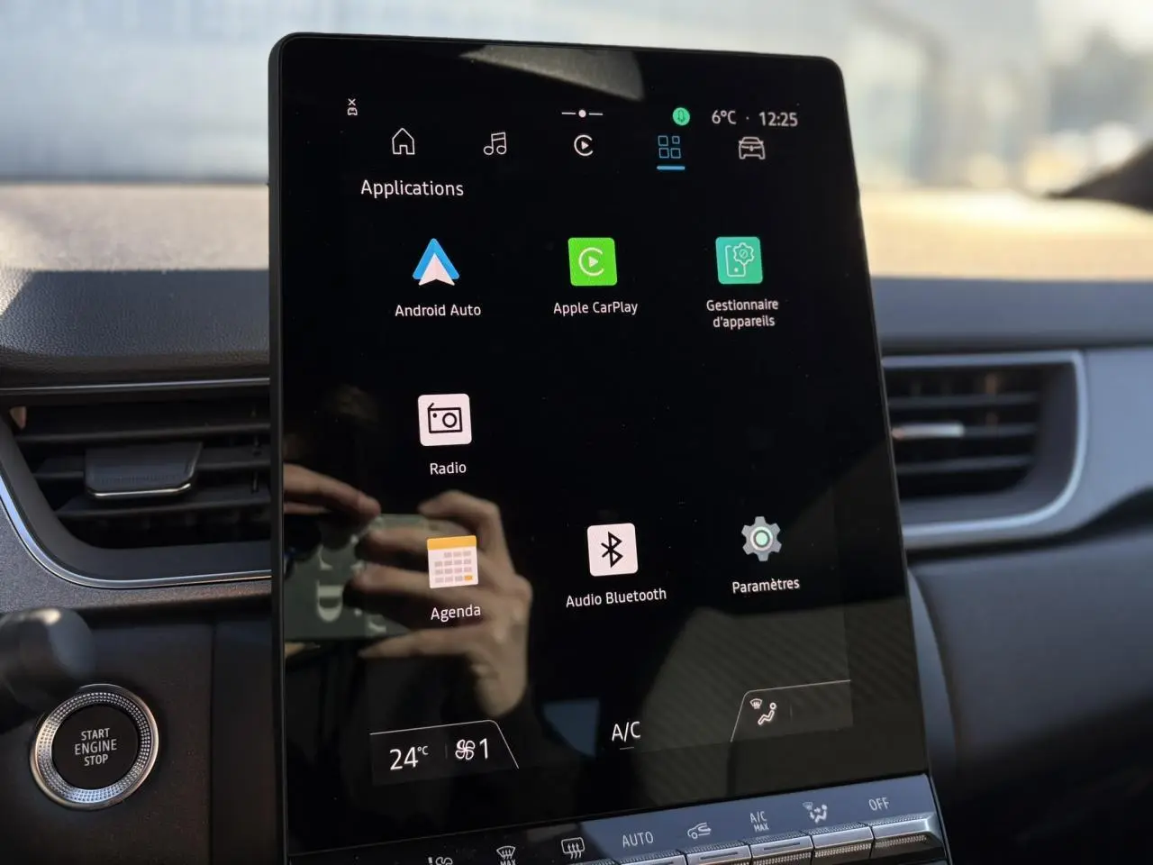 Vue rapprochée de l’écran tactile vertical Open R-Link 10,4" du Renault Captur 2025 avec commandes multimédia affichées.