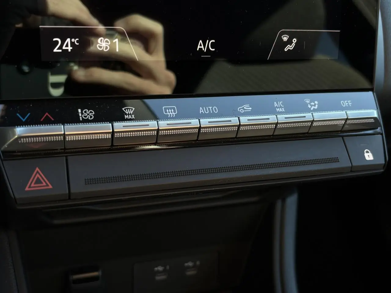 Détail de la console centrale du Renault Captur 2025 gris, montrant les commandes de climatisation et boutons tactiles.