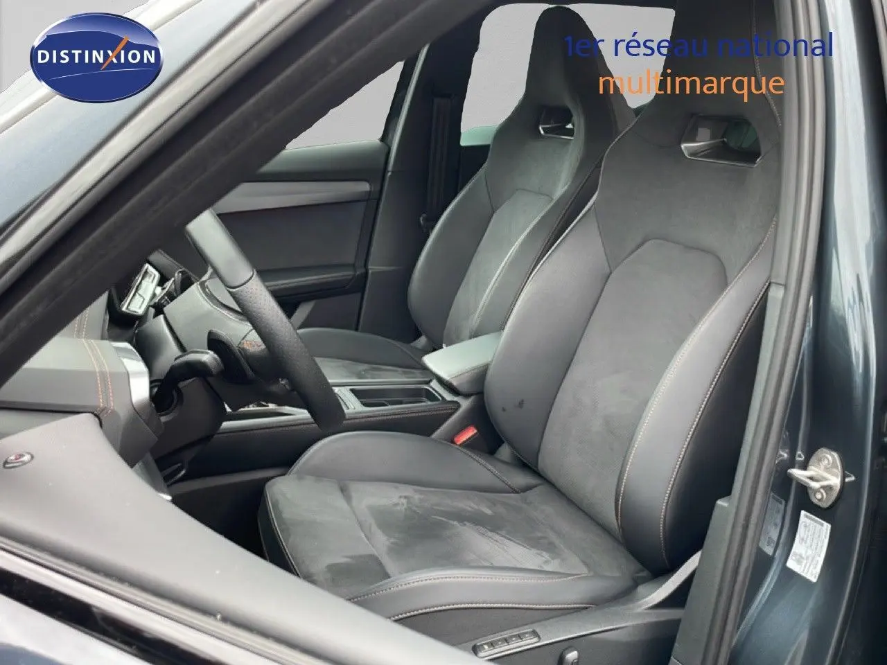 Vue intérieure côté conducteur de la CUPRA Formentor gris magnétique, sièges sport en cuir et alcantara avec surpiqûres contrastées.