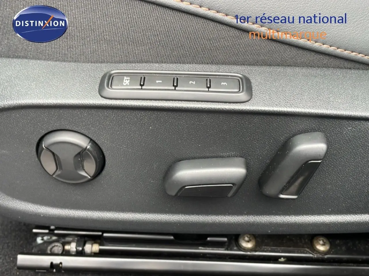 Gros plan sur les commandes de réglage électrique du siège conducteur du CUPRA Formentor gris magnétique métal, 2025.