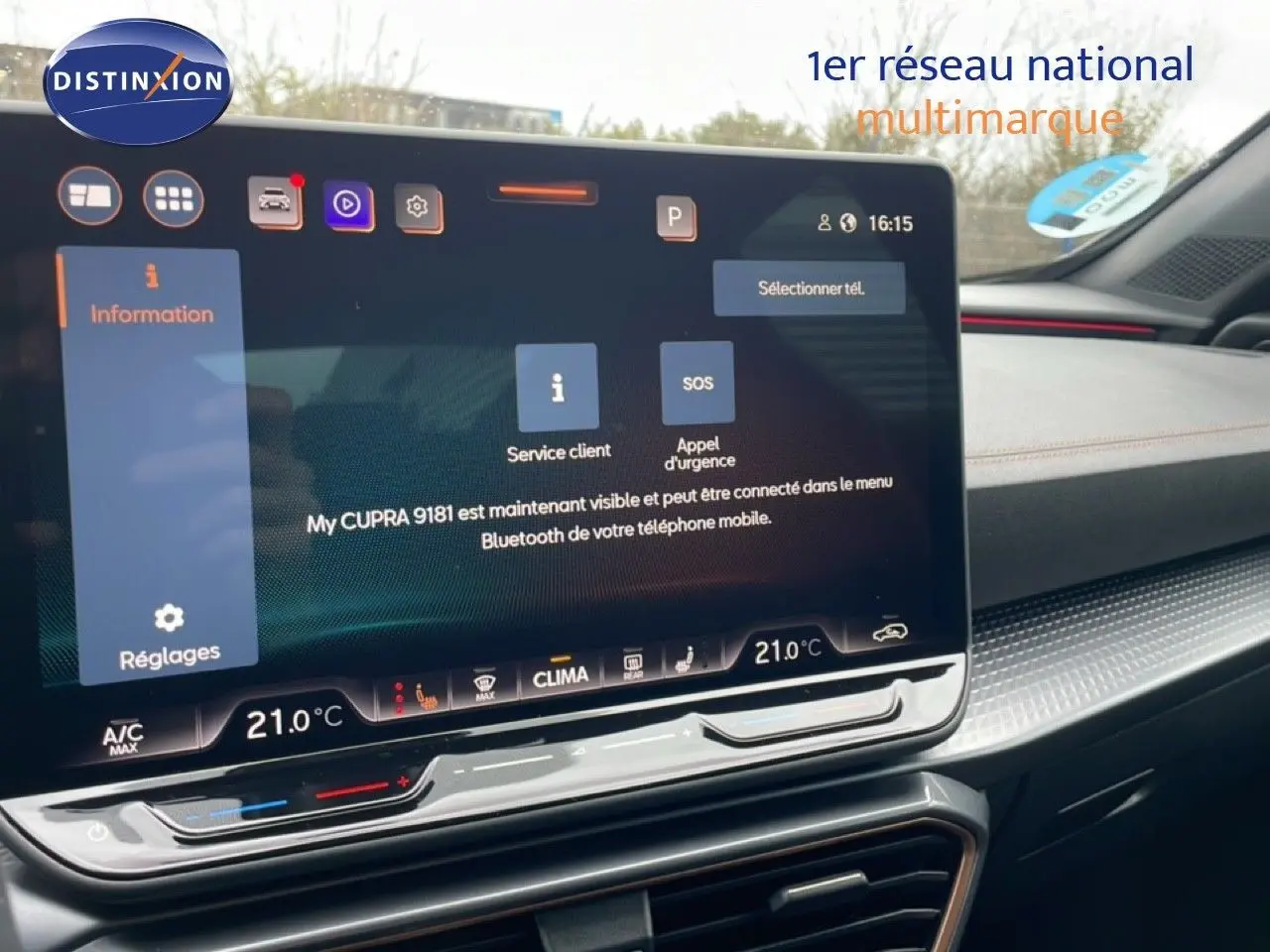 Vue intérieure du tableau de bord de la CUPRA Formentor 1.5 eTSI 2025 avec écran tactile et ambiance moderne grise.