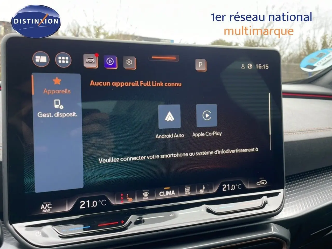 Vue intérieure du tableau de bord de la CUPRA Formentor 2025 avec écran tactile affichant Android Auto et Apple CarPlay.
