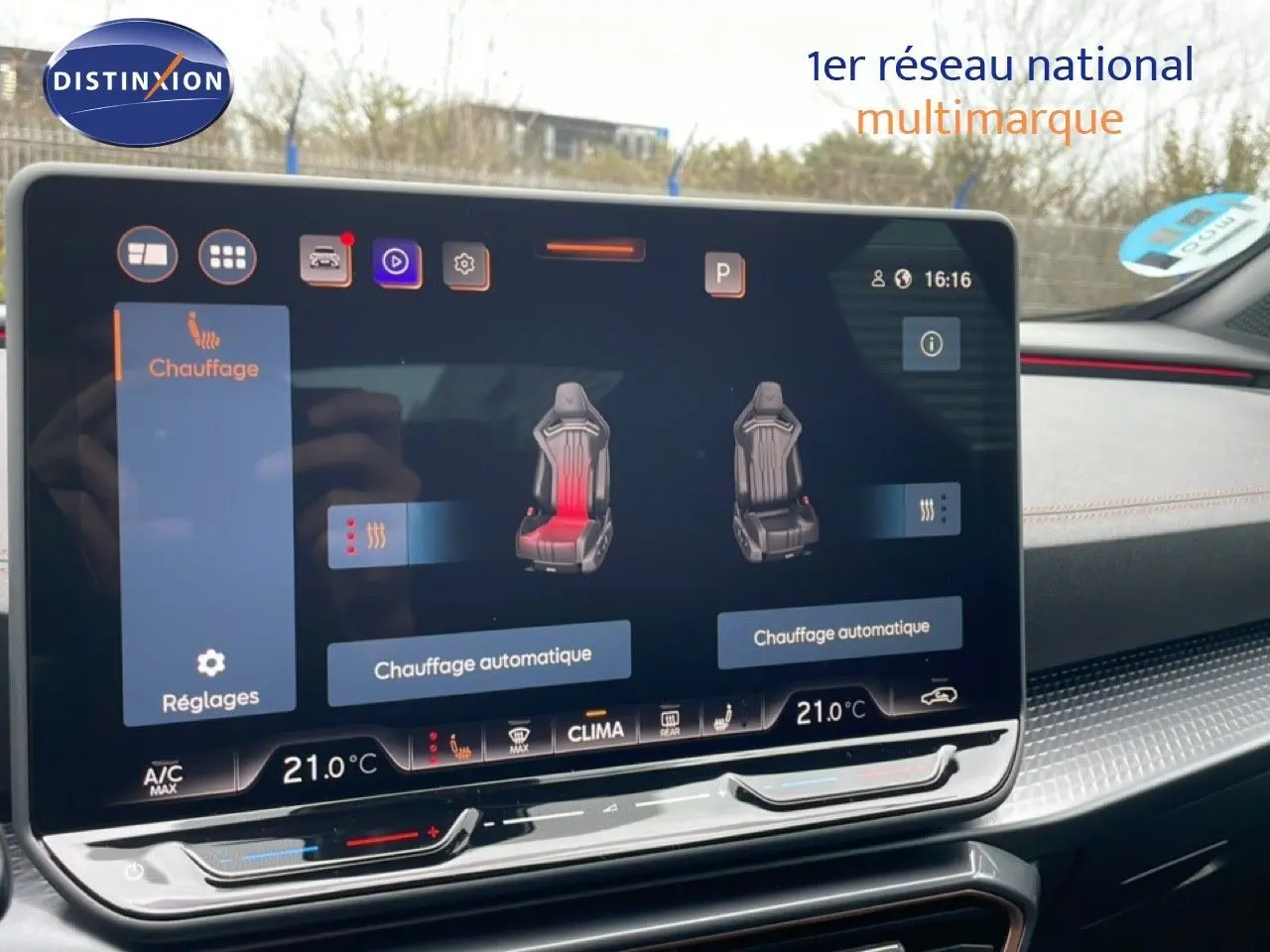 Écran tactile central montrant le réglage du chauffage des sièges dans l’habitacle d’une CUPRA Formentor gris magnétique.