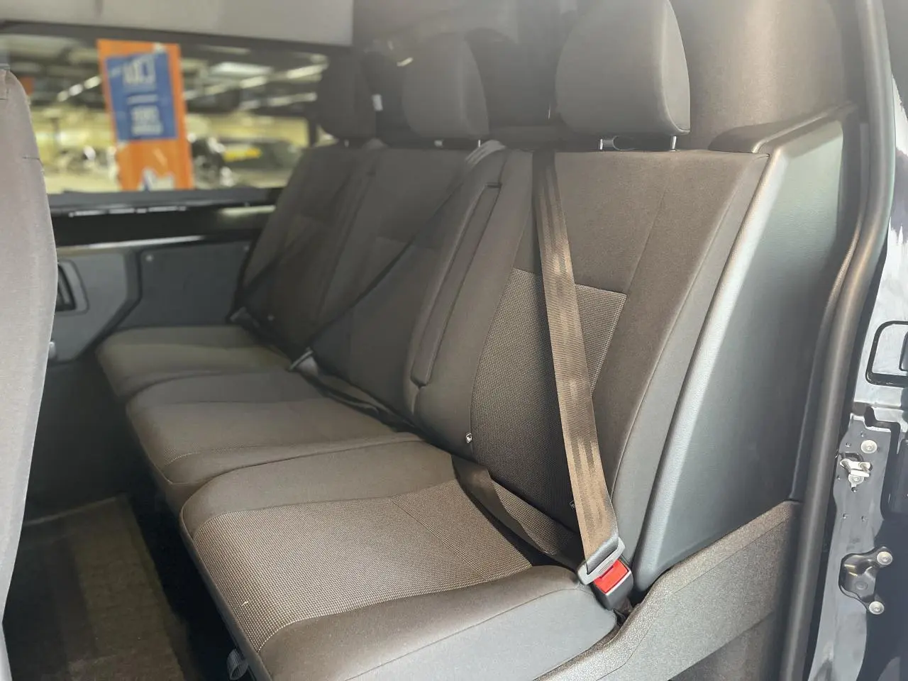 Banquette arrière 3 places en tissu bi-ton noir/gris de l'Opel Vivaro 2025, vue côté droit avec ceinture attachée.