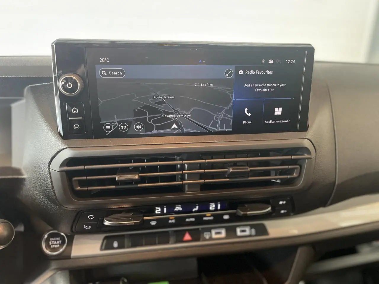 Vue rapprochée du tableau de bord de l'Opel Vivaro 2025, écran tactile avec navigation et commandes climatisation.