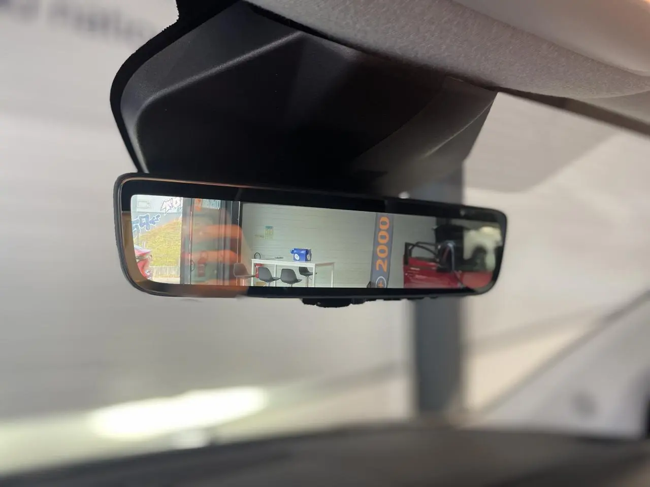 Rétroviseur intérieur de l’Opel Vivaro 2025 noir carbone, vue rapprochée depuis l’habitacle vers l’arrière.